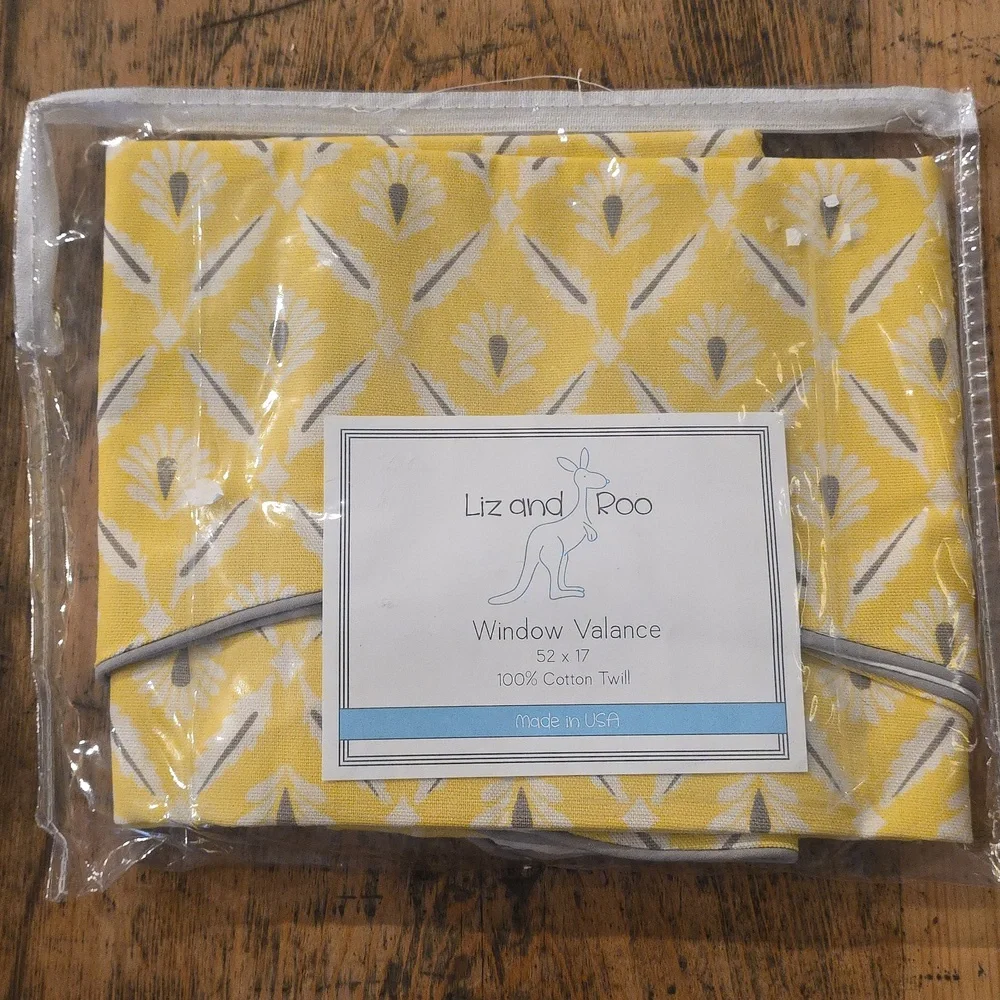 LIZ AND ROO Yellow Daisies‎ Window Valance
